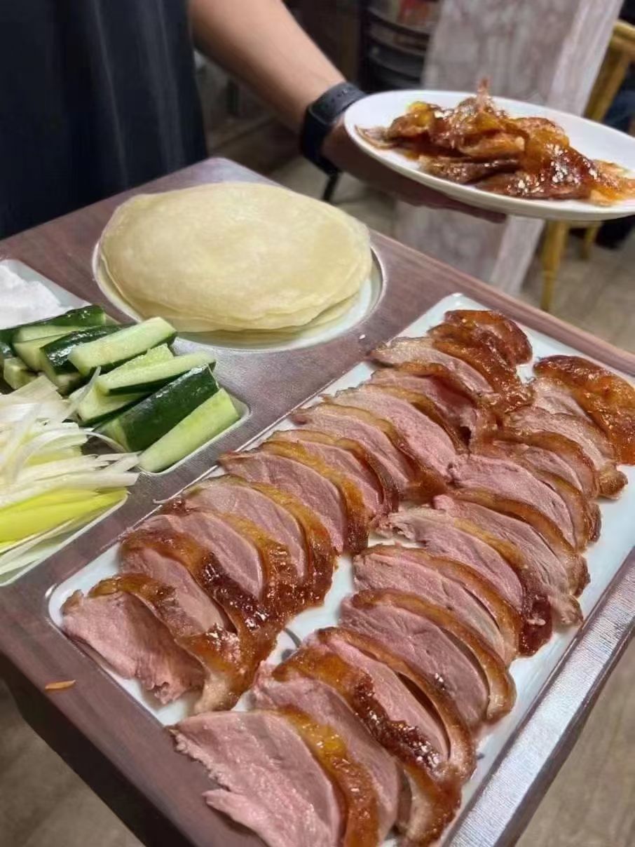 予約 每周五现烤北京烤鴨組合套餐（1只烤鴨+1份烤鴨醤+20張鴨餅）+ 広式焼鴨 冷蔵发货口感最佳 送料無料（北海道、沖縄を除く）日本国内加工现做非真空